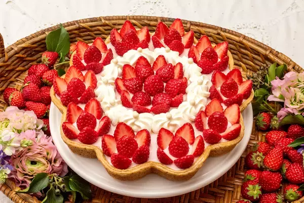 「【キル フェ ボン】＜春メニュー＞やわらかな春の気配とともにお届けする、旬のイチゴや柑橘が彩る季節限定タルト登場！」の画像