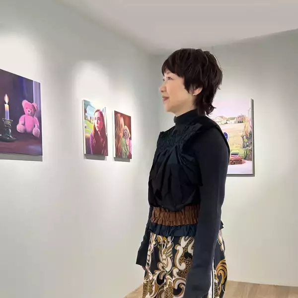 「【銀座 蔦屋書店】都築まゆ美 個展「Familiar Stranger」を3月14日（土）より開催。光と影、安穏と不穏が同居する「記憶の風景」を、油彩とリソグラフで表現。」の画像