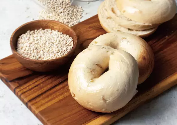 「「BAGEL & BAGEL（ベーグルアンドベーグル）」から新商品登場！国産小麦を使用したベーグルや、初夏を思わせるスイーツベーグルなどを期間限定販売致します。」の画像