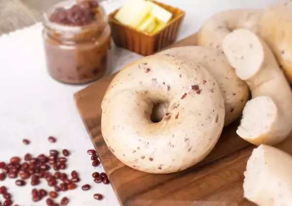 「「BAGEL & BAGEL（ベーグルアンドベーグル）」から新商品登場！国産小麦を使用したベーグルや、初夏を思わせるスイーツベーグルなどを期間限定販売致します。」の画像