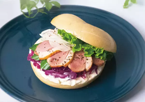「「BAGEL & BAGEL（ベーグルアンドベーグル）」から新商品登場！国産小麦を使用したベーグルや、初夏を思わせるスイーツベーグルなどを期間限定販売致します。」の画像