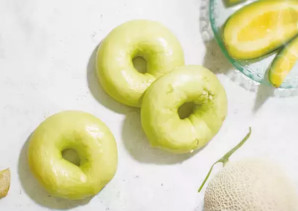 「「BAGEL & BAGEL（ベーグルアンドベーグル）」から新商品登場！国産小麦を使用したベーグルや、初夏を思わせるスイーツベーグルなどを期間限定販売致します。」の画像