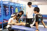 「帝京科学大学 医療科学部 柔道整復学科の学生がJリーグ「ヴァンフォーレ甲府」のサポーティングスタッフを体験 -- プロスポーツの現場で試合に臨む選手をサポート」の画像1