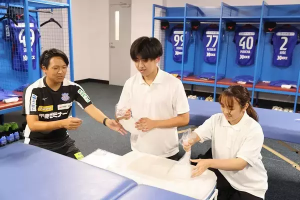 「帝京科学大学 医療科学部 柔道整復学科の学生がJリーグ「ヴァンフォーレ甲府」のサポーティングスタッフを体験 -- プロスポーツの現場で試合に臨む選手をサポート」の画像
