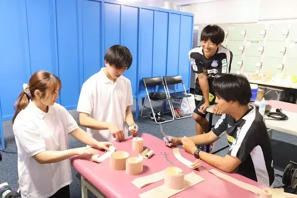 「帝京科学大学 医療科学部 柔道整復学科の学生がJリーグ「ヴァンフォーレ甲府」のサポーティングスタッフを体験 -- プロスポーツの現場で試合に臨む選手をサポート」の画像