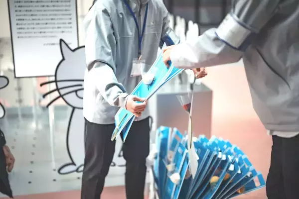 「春の東京ミッドタウン八重洲に花びらが舞う空間「FLOWER SHOWER」が登場。「Hello, Spring! 2026 in TOKYO MIDTOWN YAESU」開催」の画像