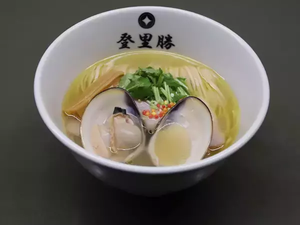 「春の東京ミッドタウン八重洲に花びらが舞う空間「FLOWER SHOWER」が登場。「Hello, Spring! 2026 in TOKYO MIDTOWN YAESU」開催」の画像