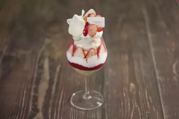 「春の東京ミッドタウン八重洲に花びらが舞う空間「FLOWER SHOWER」が登場。「Hello, Spring! 2026 in TOKYO MIDTOWN YAESU」開催」の画像