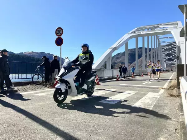 電動スクーター「E01」が、第79回市町村対抗「かながわ駅伝」競走大会で大学生エキシビションレースの走行をサポート