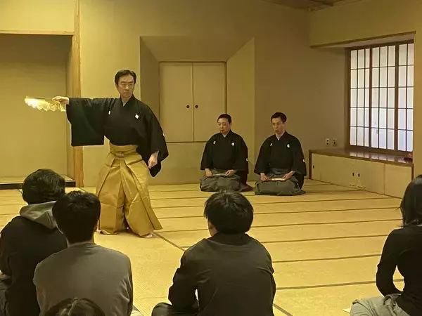 「【武蔵野大学】本学独自の「授業改善トライアル」制度で伝統芸能の体験型学修を実現！　「山姥（やまんば）」は誰？　日本文学文化学科の学生が能・日本舞踊を体験～プロの能楽師・日本舞踊家を招き、多面的に「山姥像」を探究～」の画像