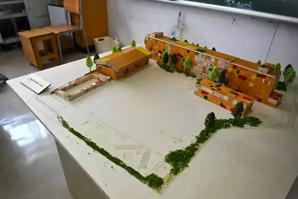 「博展、横浜市の小学6年生と廃棄予定の体育館の床材をアップサイクル」の画像