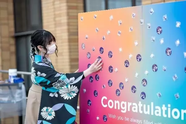 「【京都橘大学】2022年度卒業証書授与式・大学院学位授与式を挙行！今年のテーマは『ふつうに感謝、みんなに感謝』～教職員・在学生・地域の方からの''ことばのプレゼント''がキャンパスにあふれます～」の画像