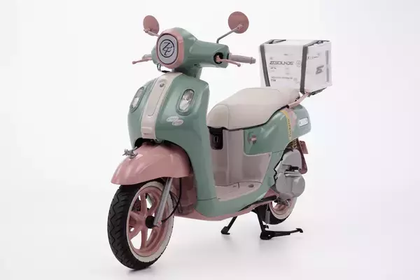 ヤマハ発動機の新型ファッションスクーター「Fazzio」と人気バンド「ずっと真夜中でいいのに。」とのコラボレーション車両をYamaha Sound Crossing Shibuyaで展示