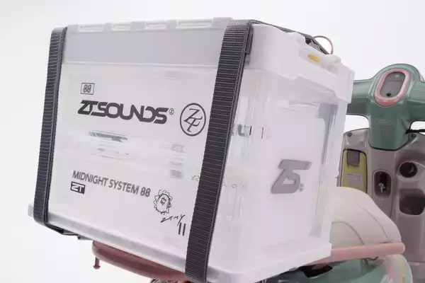 「ヤマハ発動機の新型ファッションスクーター「Fazzio」と人気バンド「ずっと真夜中でいいのに。」とのコラボレーション車両をYamaha Sound Crossing Shibuyaで展示」の画像