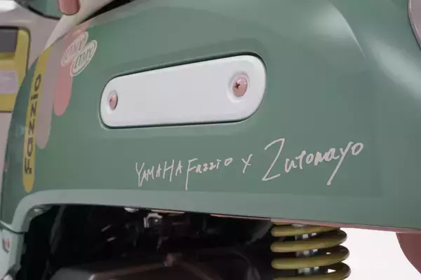 「ヤマハ発動機の新型ファッションスクーター「Fazzio」と人気バンド「ずっと真夜中でいいのに。」とのコラボレーション車両をYamaha Sound Crossing Shibuyaで展示」の画像