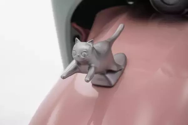 「ヤマハ発動機の新型ファッションスクーター「Fazzio」と人気バンド「ずっと真夜中でいいのに。」とのコラボレーション車両をYamaha Sound Crossing Shibuyaで展示」の画像