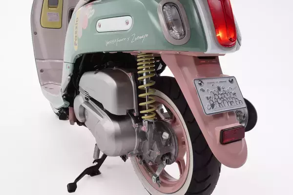 「ヤマハ発動機の新型ファッションスクーター「Fazzio」と人気バンド「ずっと真夜中でいいのに。」とのコラボレーション車両をYamaha Sound Crossing Shibuyaで展示」の画像