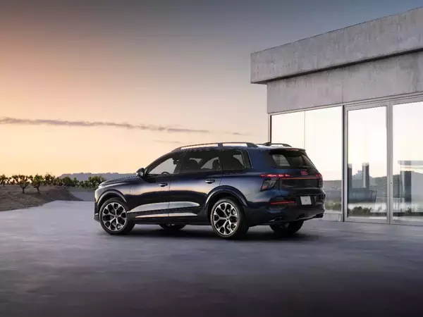「Audi Q9、セグメント初のモデルとして室内空間と快適性を再定義：新たなポートフォリオのフラッグシップ」の画像