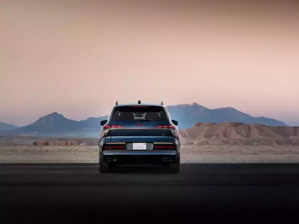 「Audi Q9、セグメント初のモデルとして室内空間と快適性を再定義：新たなポートフォリオのフラッグシップ」の画像