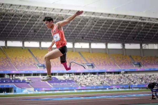 近藤元選手が大阪府知事を表敬訪問　杭州アジアパラ走り幅跳び金メダルの報告--摂南大学