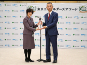 東京都から表彰状およびトロフィーが授与されました 3年連続東京エコビルダーズアワード受賞
