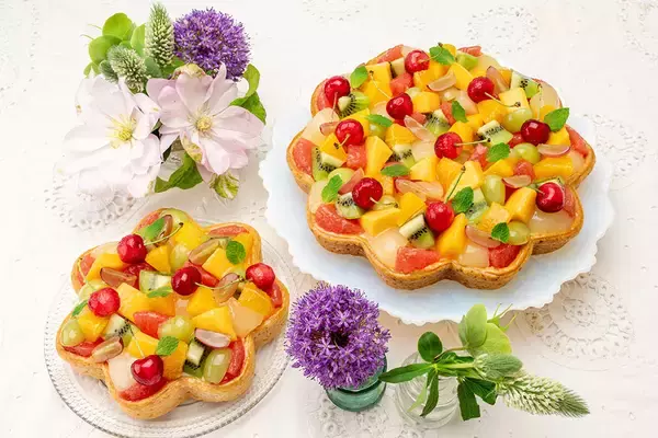 「【キル フェ ボン】家族でひとつのタルトを囲んで。8種のフルーツが花咲く、輪花型の父の日タルト。」の画像