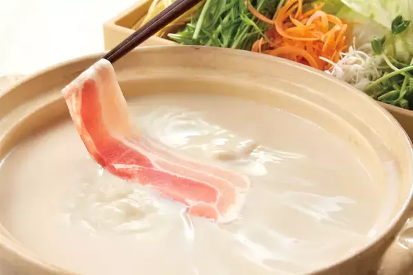 「【しゃぶしゃぶ温野菜】初春限定の紅白二彩鍋！毎年好評の「梅たんしゃぶ」と新作「鶏白湯しゃぶ」が期間限定で登場 ～華やかな紅白仕立てで、「さっぱり×コクうま」の対照的な味わい～」の画像