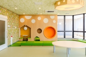 近大OB・阪神タイガース畠世周選手が近畿大学病院を初訪問　小児病棟に入院中の子供たちや家族とふれあう