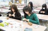 「学生のアイデアが商品化！東京家政大学と株式会社日比谷花壇が「ニットフラワー入りブーケ」を産学連携で開発 ― 生花とニットフラワーを融合させた商品で若者にアプローチ、日比谷花壇の8店舗で販売」の画像4