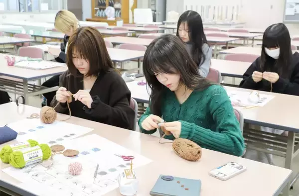 「学生のアイデアが商品化！東京家政大学と株式会社日比谷花壇が「ニットフラワー入りブーケ」を産学連携で開発 ― 生花とニットフラワーを融合させた商品で若者にアプローチ、日比谷花壇の8店舗で販売」の画像