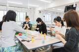 「学生のアイデアが商品化！東京家政大学と株式会社日比谷花壇が「ニットフラワー入りブーケ」を産学連携で開発 ― 生花とニットフラワーを融合させた商品で若者にアプローチ、日比谷花壇の8店舗で販売」の画像5