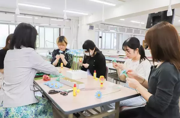 「学生のアイデアが商品化！東京家政大学と株式会社日比谷花壇が「ニットフラワー入りブーケ」を産学連携で開発 ― 生花とニットフラワーを融合させた商品で若者にアプローチ、日比谷花壇の8店舗で販売」の画像