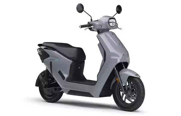 「電動スクーター「JOG E」（原付一種）全国発売～バッテリーと充電器をセット販売、日々のライフスタイルに適したスタンダードモデル～」の画像
