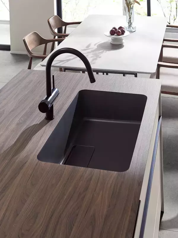 「LIXILがキッチン「ノクト」「シエラ」を刷新　家具のような素材感と空間に調和するデザインへ進化」の画像