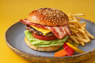 【コートヤード・バイ・マリオット 新大阪ステーション】ランチタイムに限定100食。ホテル開業11周年記念にスマートサイズで楽しむ「アニバーサリーバーガー」を1,100円で発売