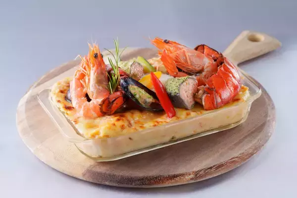 「テーブルを囲みながら、幸せに溢れるクリスマスを。「クリスマスケーキ2024」を発売  パーティーハンパーやクリスマスブレッドも 【ウェスティンホテル仙台】」の画像