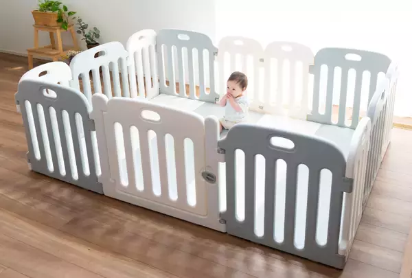 「選ばれ続けて3冠*ブランド初、心豊かな「暮らし」に寄り添う木製家具　親子でつくる“小さなギャラリー”で「自分でお片付け！」が自然に育つ『絵本・おもちゃラック』新発売」の画像