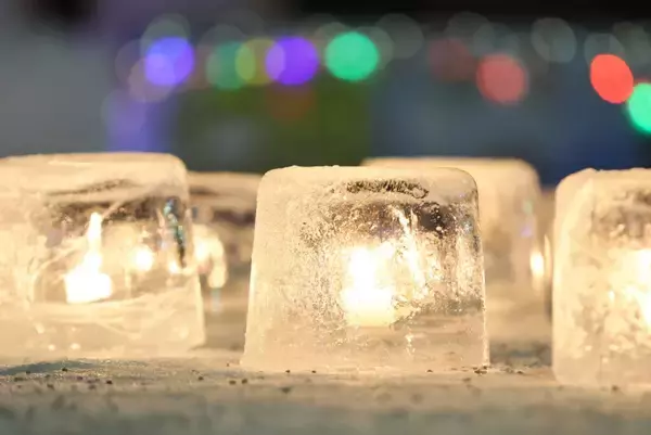 「札幌大学が1月31日に「西岡まちの灯り」を開催 ― アイスキャンドルとランタンでキャンパスが幻想的に包まれる1日」の画像