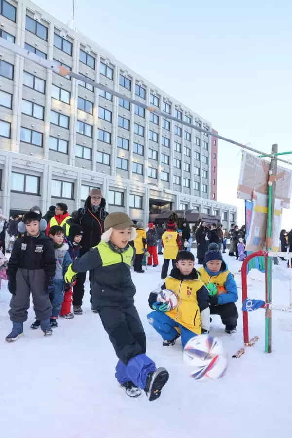 「札幌大学が1月31日に「西岡まちの灯り」を開催 ― アイスキャンドルとランタンでキャンパスが幻想的に包まれる1日」の画像