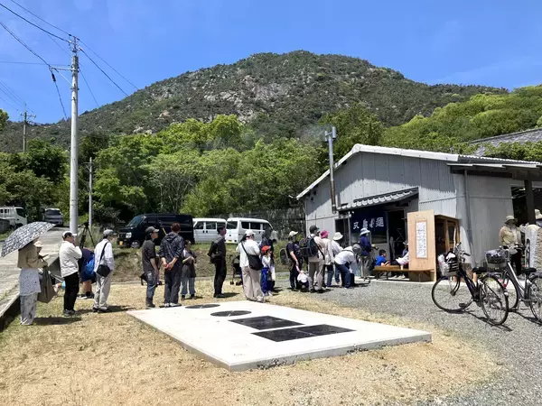 「トリドールHD、包括連携協定を結ぶ丸亀市の活動を支援　「ほんのもり号」を活用した島の子どもたちの国際交流や伝統「お大師まいり」でうどんを提供」の画像