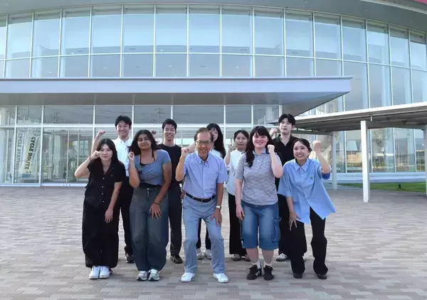 「神田外語大生による日英版「震災復興新聞」完成にあわせ内堀福島県知事と学生らが語る座談会を開催　― 東日本大震災・原子力災害から15年、福島の「今」を世界へ ―」の画像