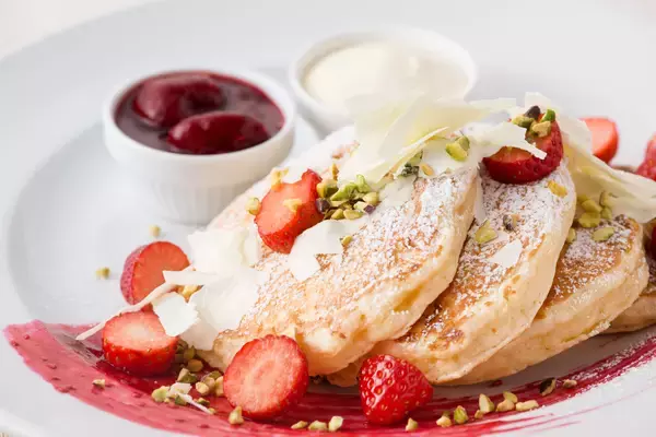 ニューヨークレストラン「サラベス」期間限定スペシャルメニュー「ベリーホワイトチョコパンケーキ」／「自家製サルシッチャのマリナーラリガトーニ」