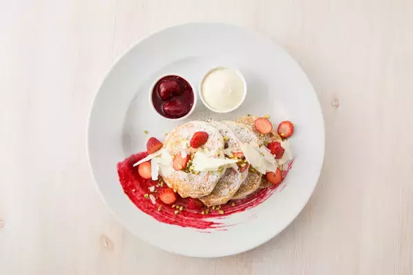 「ニューヨークレストラン「サラベス」期間限定スペシャルメニュー「ベリーホワイトチョコパンケーキ」／「自家製サルシッチャのマリナーラリガトーニ」」の画像