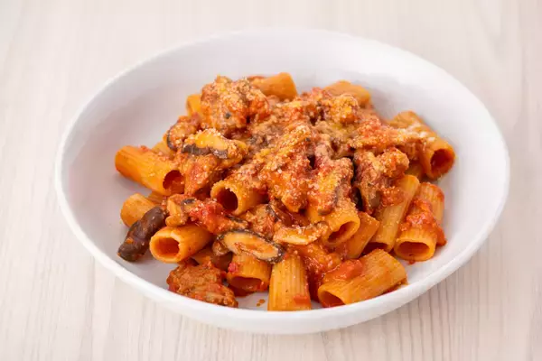 「ニューヨークレストラン「サラベス」期間限定スペシャルメニュー「ベリーホワイトチョコパンケーキ」／「自家製サルシッチャのマリナーラリガトーニ」」の画像