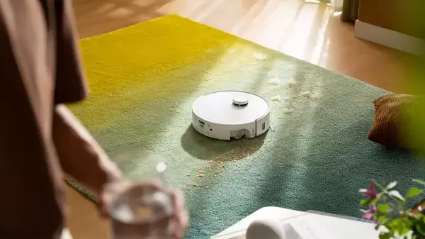 「キレイへ、転がせ。Roborock初、ワイドローラーモップを搭載し、水拭き性能を重視したロボット掃除機「Qrevo Curv 2 Flow」を発売」の画像