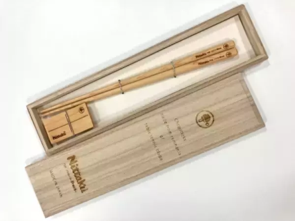 「卓球ラケットの端材を活用したお箸・箸置きを製作！～4社協業による森林保全活動の取組み～」の画像