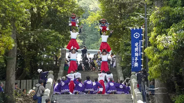 天高く人が連なる迫力の演舞――ゴールデンウィークから始まる今治の春祭りで披露される伝統芸能「継ぎ獅子」【愛媛県今治市】