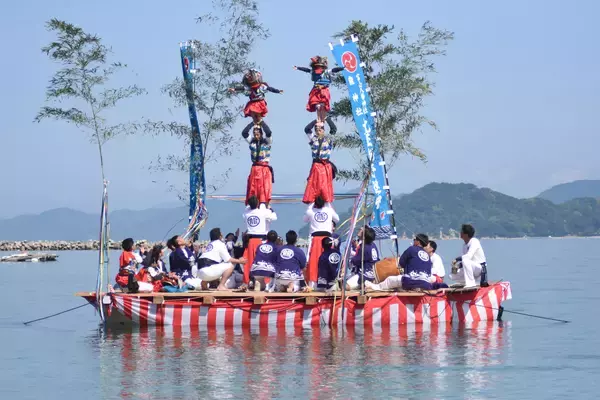 「天高く人が連なる迫力の演舞――ゴールデンウィークから始まる今治の春祭りで披露される伝統芸能「継ぎ獅子」【愛媛県今治市】」の画像