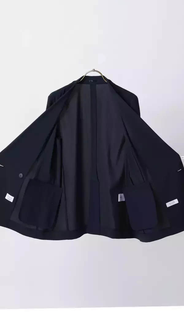 「和紙のようなサラリとした肌触りで、カーディガン感覚で羽織れる　ボトル缶コーヒー１本分の軽さ「超軽量ジャケット」が新登場」の画像