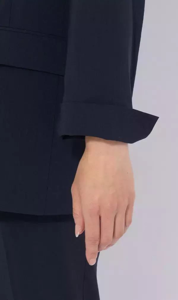 「和紙のようなサラリとした肌触りで、カーディガン感覚で羽織れる　ボトル缶コーヒー１本分の軽さ「超軽量ジャケット」が新登場」の画像